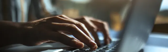 Hænder på computer